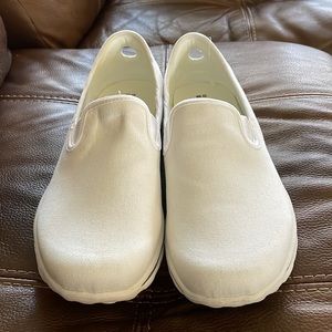 NWOT Skechers Goga Mat slide on sneakers